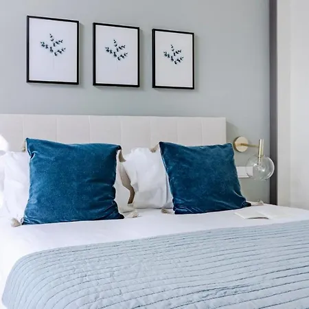 Plum Guide - Blue Creek Apartment