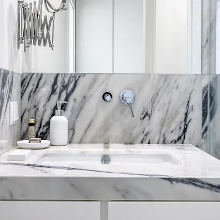 Plum Guide - Blue Creek Apartment