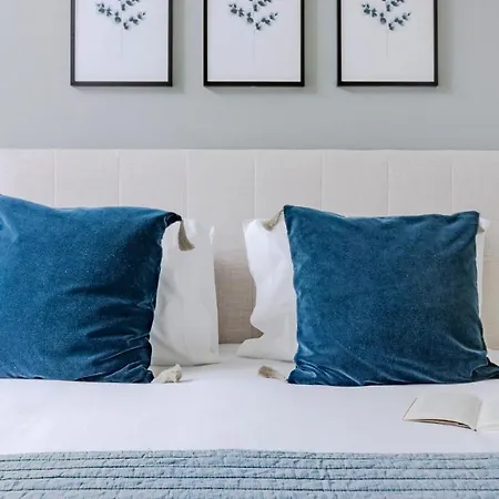 Plum Guide - Blue Creek Apartment